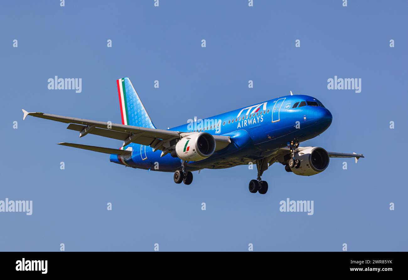 Ein Airbus A319-100 von der staatlichen italienischen Fluggesellschaft ITA Airways befindet sich im Landeanflug auf den Flughafen Zürich. Registrierung E Stockfoto