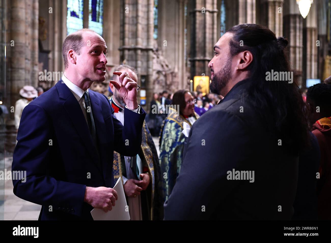 Der Prince of Wales (links) spricht mit dem neuseeländischen Sänger Benson Wilson während des jährlichen Commonwealth Day Service in der Westminster Abbey in London. Bilddatum: Montag, 11. März 2024. Stockfoto