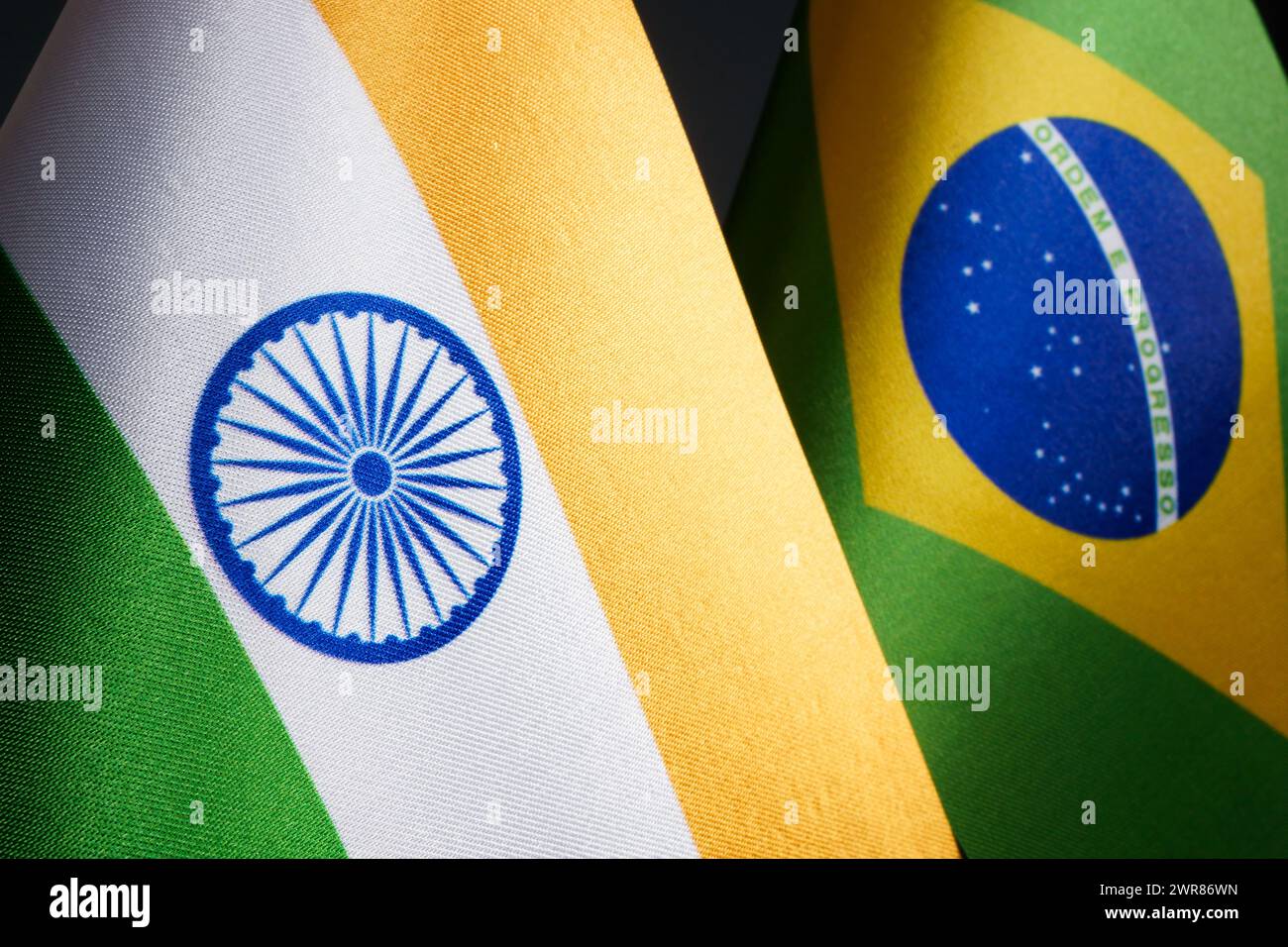Indische Flagge neben brasilianischer Flagge. Stockfoto