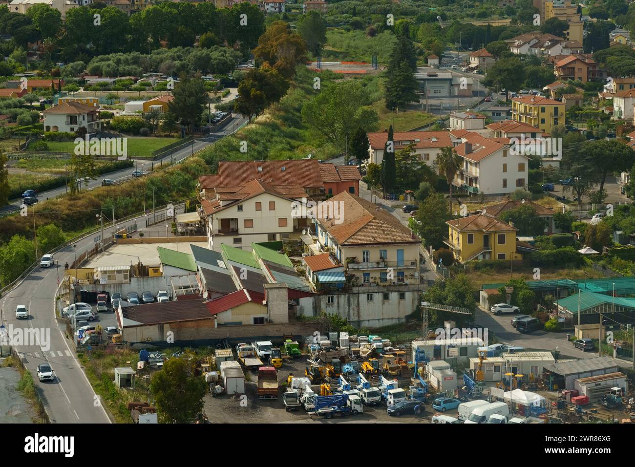 Imperia, Italien - 12. Mai 2023: Aufnahmen über der Decke einer belebten Stadt mit einer Vielzahl von Autos, die die Straßen und Autobahnen füllen und den städtischen Verkehr zeigen Stockfoto