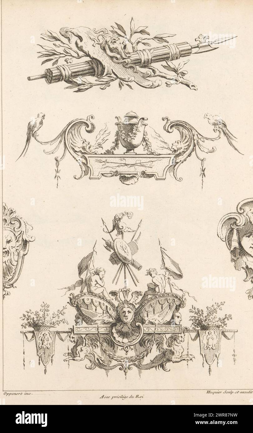 Entwürfe für drei Ornamente, Entwürfe für Friese und horizontale Paneele (Serientitel), Troisieme livre contenant des frises ou panneaux en longueur (Serientitel), das obere Design mit einem Gorgoneion und Fasces; unter einer Urne mit zwei feuerspeienden Köpfen über einem thyrsus. Das untere Ornament mit Putten mit Bannern mit gekreuzten Waffen. Dieser Druck ist Teil eines Albums., Druckerei: Gabriel Huquier, Designer: Gilles Marie Oppenort, Verlag: Gabriel Huquier, Paris, ca. 1725 - ca. 1750, Papier, Ätzen, Höhe 324 mm x Breite 242 mm, Druck Stockfoto