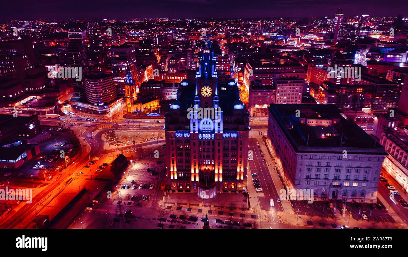 Nächtlicher Blick auf eine Stadtlandschaft mit beleuchteten Gebäuden und Straßen, die urbane Architektur und das pulsierende Stadtleben in Liverpool, Großbritannien, zeigt. Stockfoto