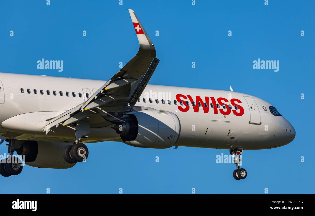 Ein Airbus A321-271NX (Airbus A321neo) von Swiss International Airlines befindet sich im Landeanflug auf den Heimatflughafen Zürich. Registrierung HB-J Stockfoto