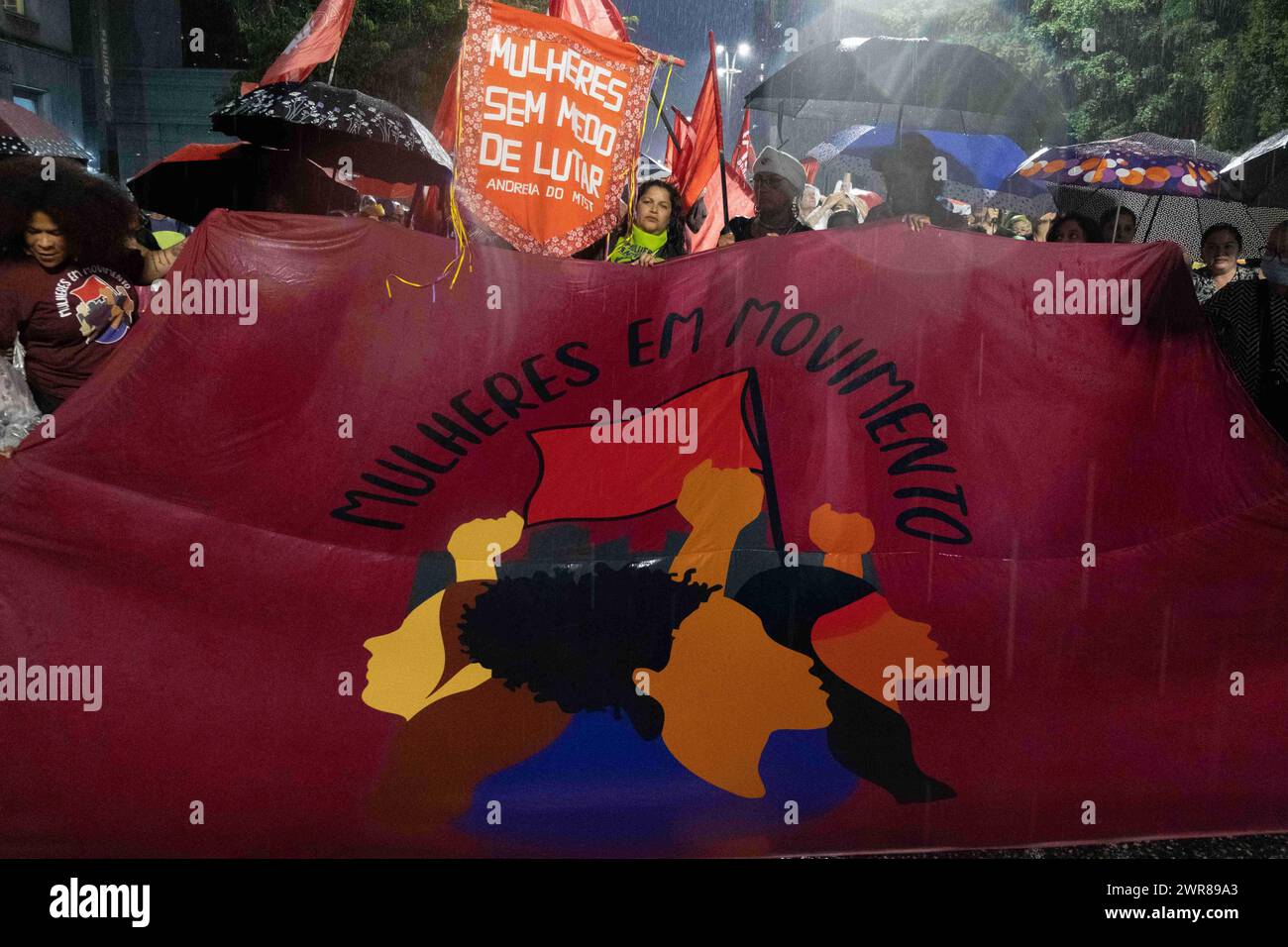 8. März 2024: Tausende Frauen mit Spruchbändern und schreienden Slogans nehmen an einer Rallye zum Internationalen Frauentag in Sao Paulo, Brasilien, Teil. Der Internationale Frauentag ist ein historisches Datum der Mobilisierung, das nationale und internationale Aktionen vorantreibt, um die Agenda feministischer Bewegungen, sozialer und gewerkschaftlicher Bewegungen voranzubringen, um das Leben von Frauen zu verändern. (Kreditbild: © Dario Oliveira/ZUMA Press Wire) NUR REDAKTIONELLE VERWENDUNG! Nicht für kommerzielle ZWECKE! Stockfoto