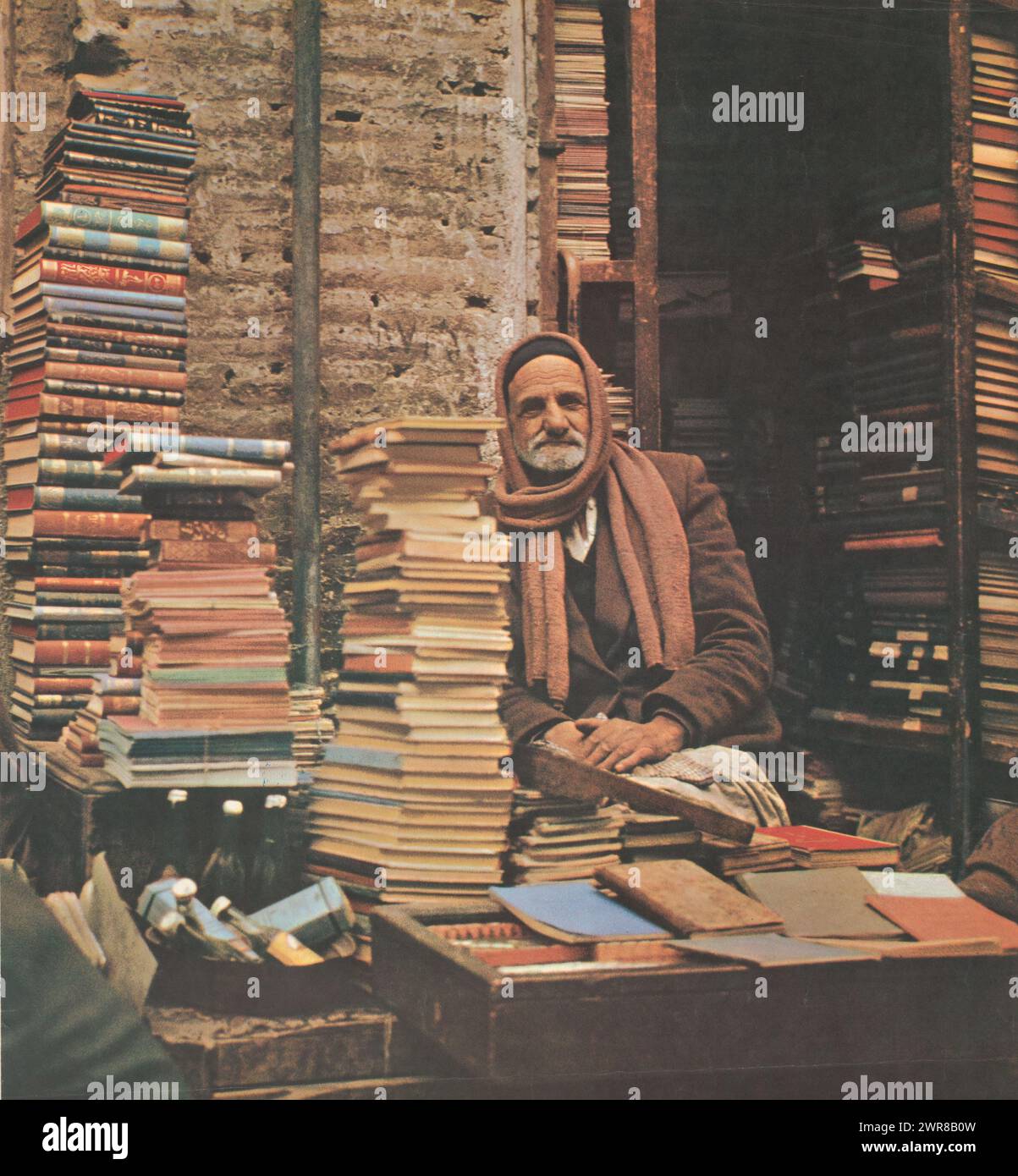 Buchhändler im Nahen Osten, Druckerei: Anonym, nach Foto von: Anonym, Verlag: KLM, Niederlande, 1950 - 2000, Papier, Höhe 710 mm x Breite 630 mm, bedruckt Stockfoto