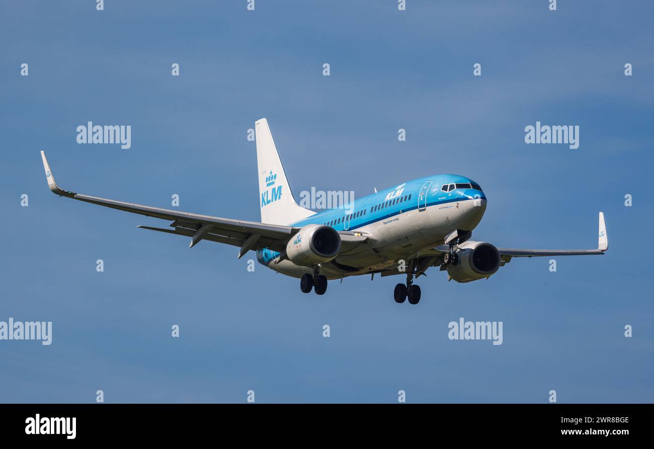 Eine Boeing 737-800 von KLM Royal Dutch Airlines im Landeanflug auf den Flughafen Zürich. Registrierung: PH-BGT. (Zürich, Schweiz, 14.05.2022) Stockfoto