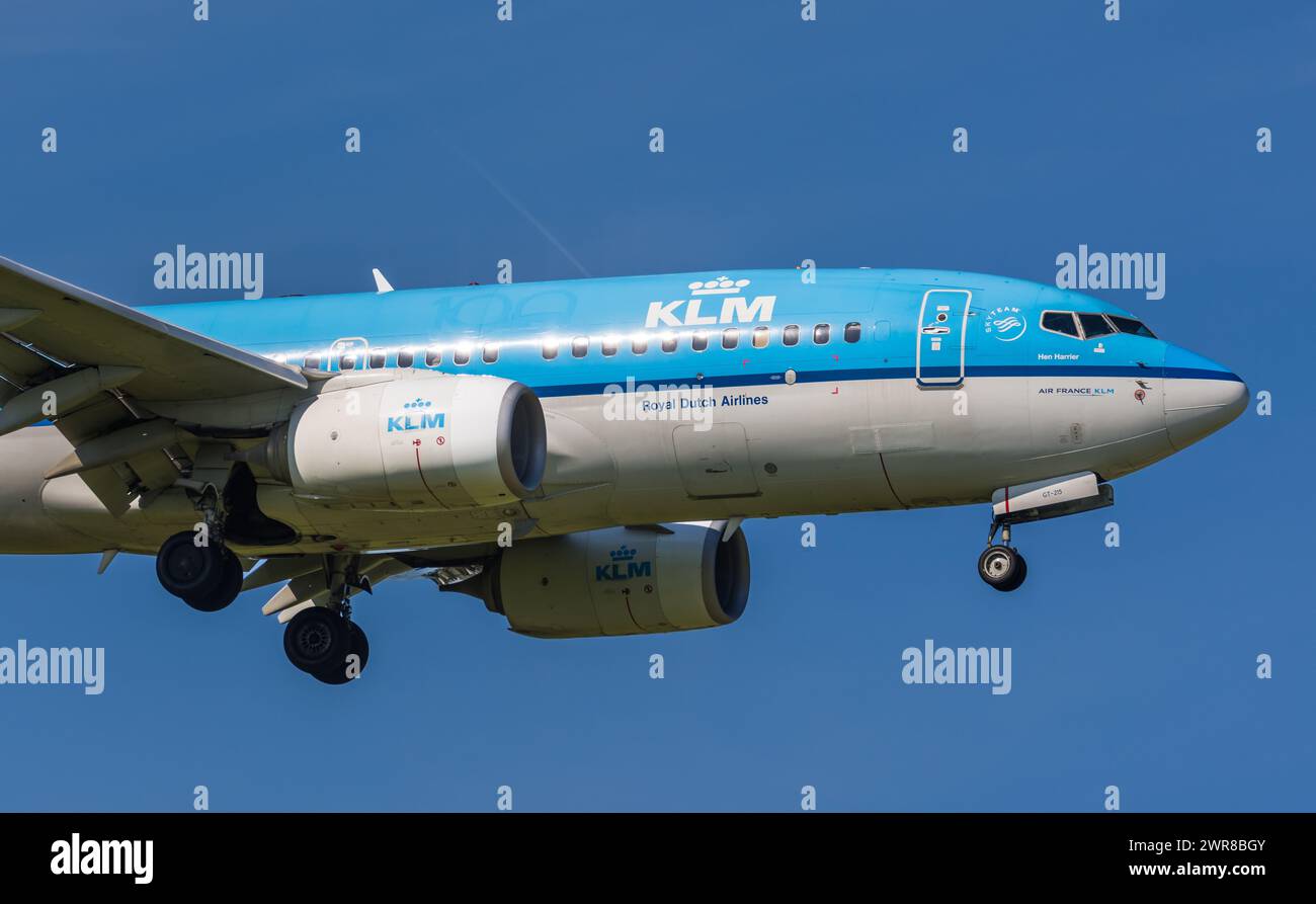 Eine Boeing 737-800 von KLM Royal Dutch Airlines im Landeanflug auf den Flughafen Zürich. Registrierung: PH-BGT. (Zürich, Schweiz, 14.05.2022) Stockfoto