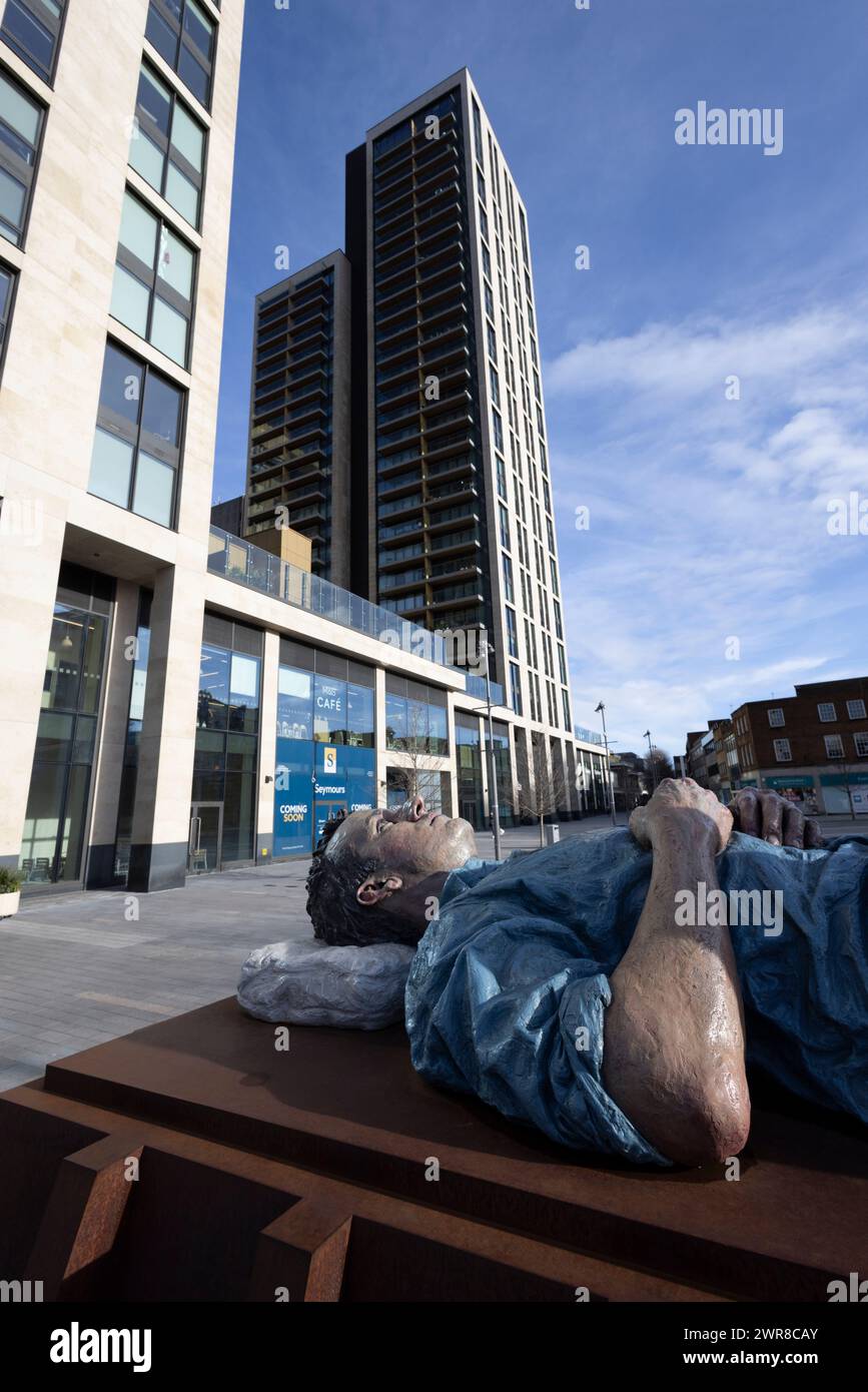 Die Skulptur „Living man“ im Stadtzentrum von Woking in Surrey, England, wurde aufgrund der glänzenden Metropole in Großbritannien auch „Singapur von Surrey“ genannt Stockfoto