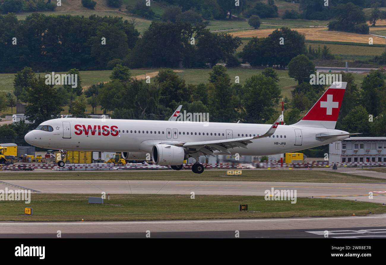 Vor einem heftigen Gewitterfront landet ein Airbus A321-271NX (Airbus A321neo) von Swiss International Airlines auf der Piste 28 des Flughafen Zürich. Stockfoto