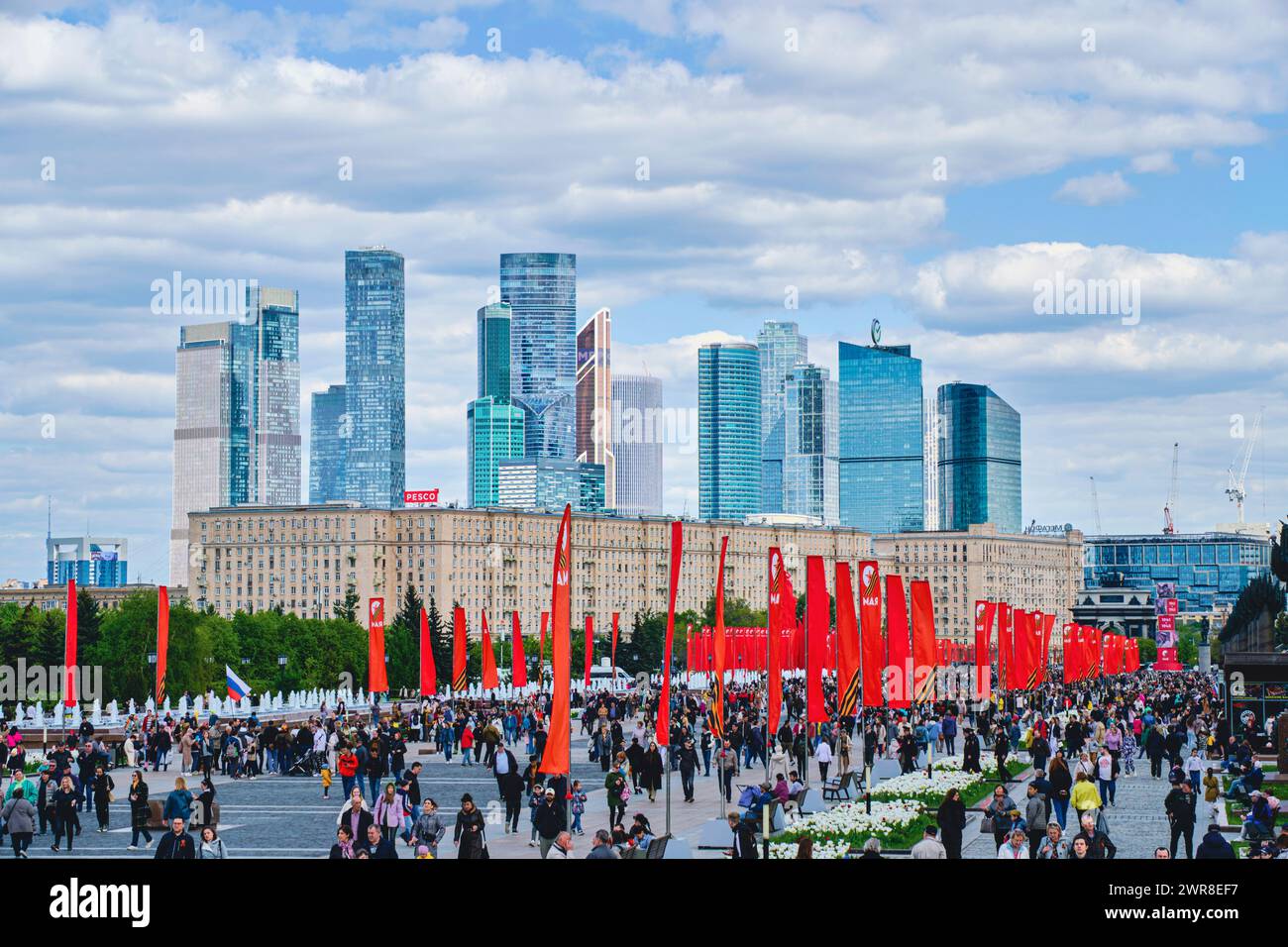 Moskau, Russland 09. Mai 2023. Poklonnaya Gora ist mit roten Fahnen auf dem Hintergrund von Moskau-Stadt verziert Stockfoto