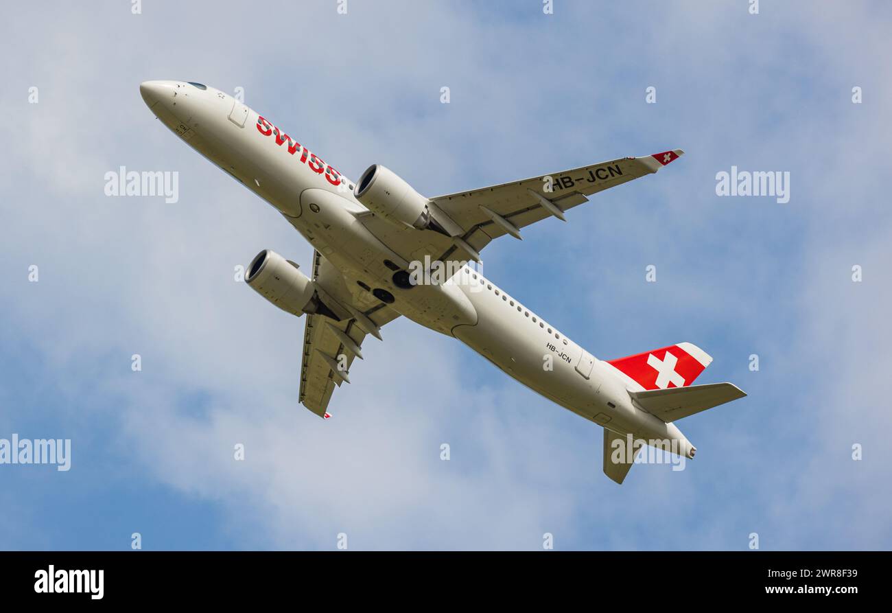 Ein Airbus A220-300 von Swiss International Airlines startete am Flughafen Zürich. Registrierung HB-JNC. (Zürich, Schweiz, 27.06.2022) Stockfoto