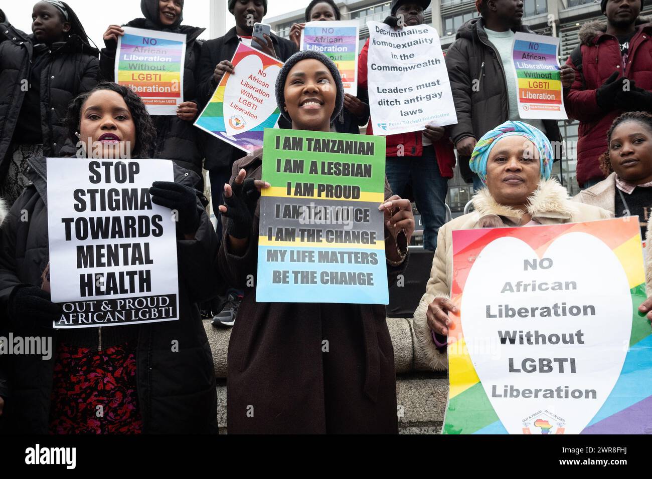 London, Großbritannien. 11. März 2024. LGBT+-Aktivisten der African Equality Foundation protestieren vor Westminster Abbey gegen die Diskriminierung von Schwulen in Commonwealth-Ländern, als Politiker und Könige zum Commonwealth Day Service eintreffen. Quelle: Ron Fassbender/Alamy Live News Stockfoto