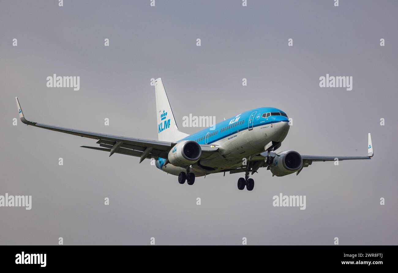 Eine Boeing 737-800 von KLM Royal Dutch Airlines im Landeanflug auf den Flughafen Zürich. Kennung: PH-BGT. (Zürich, Schweiz, 05.10.2022) Stockfoto