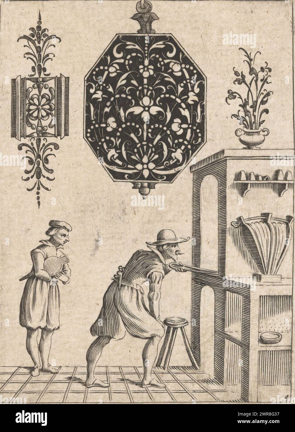 Goldschmiedestrauß in achteckigem Uhrengehäuse, spiegelverkehrte Kopie eines achteckigen Uhrengehäuses, verziert mit einem Goldschmiedestrauß aus stilisierten Blättern im „Cosses de pois“-Stil. Oben links ein Ornament aus stilisierten Blättern. Unten ein Goldschmied mit seinem Lehrling neben ihm mit einem Balg unter dem Arm., Druckerei: Jacob von der Heijden, Verlag: Jacob von der Heijden, Druckerei: Jean Toutin, (Kopie danach), Straatsburg (Frankrijk), nach 1619, Papier, Gravur, Höhe 107 mm x Breite 80 mm, bedruckt Stockfoto