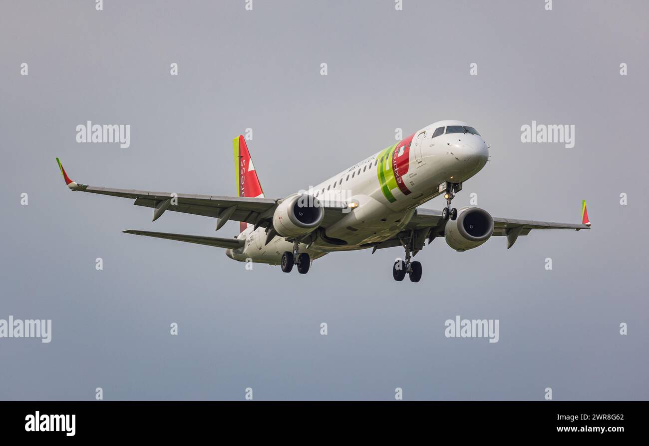 Ein Embraer 190AR von TAP Air Portugal Express im Landeanflug auf den Flughafen Zürich. Kennung CS-TPO. (Zürich, Schweiz, 10.05.2022) Stockfoto