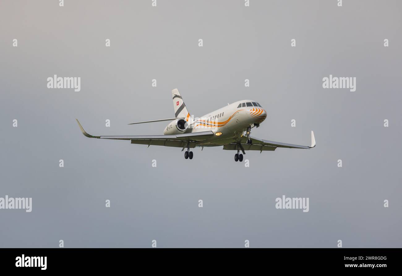 Ein Dassault Falcon 2000S eine private Besitzers befindet sich im Landeanflug auf den Flughafen Zürich. Registrierung HB-JTC. (Zürich, Schweiz, 10.05. Stockfoto