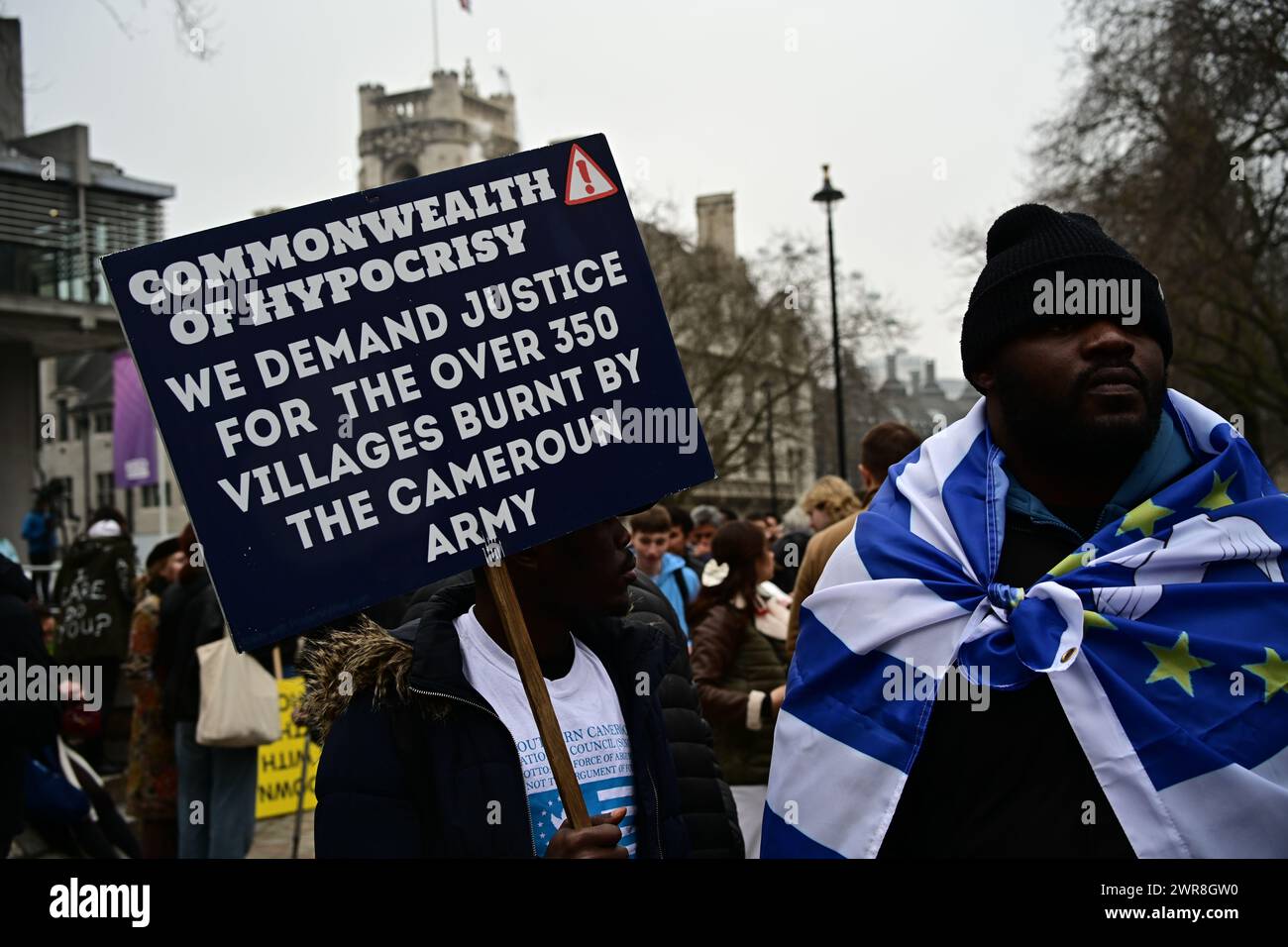 Westminster Abbey, LONDON, ENGLAND, 11. MÄRZ 2024. Südkamerun protestieren gegen die Monarchie und die britische Regierung "Stop Split US Cameroons" beim Commonwealth Day. Kamerun haben ein Recht auf Unabhängigkeit vom britischen Kolonialrecht und auf Selbstregierung, ohne dass ihnen gesagt wird, was und wie sie regieren sollen. Das seltsamste ist, dass das Staatsoberhaupt von All Commonwealth die britische Kolonie hasst und stolz ist, sich jährlich vor der britischen Kolonialzeit zu verbeugen und zu knien, wenn sie nach London kommen. Die so genannte unabhängige Nation, sie lieben es immer noch, br zu sein Stockfoto