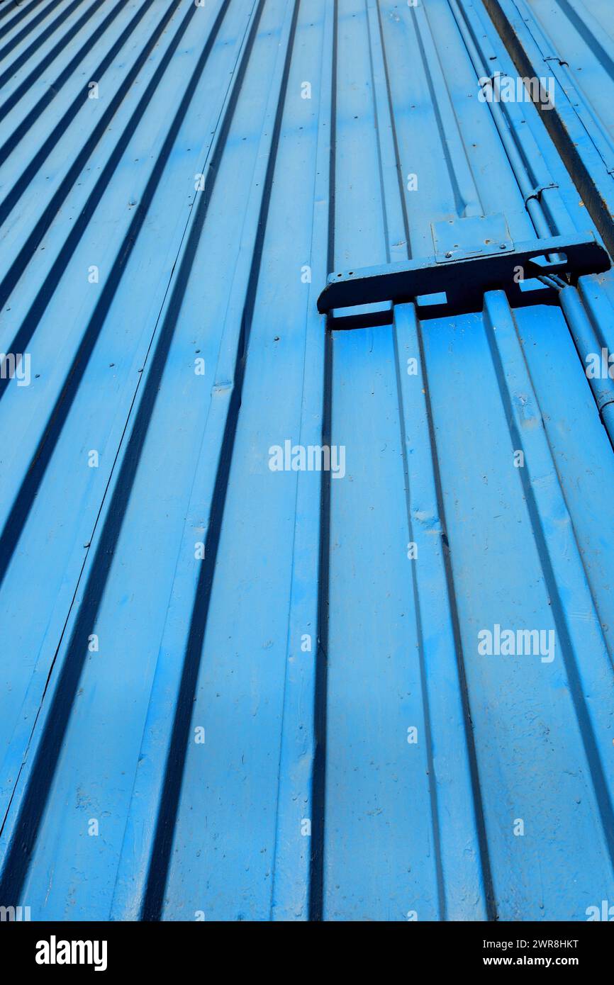 Blaues Frachttor in der Fabrik. Stockfoto