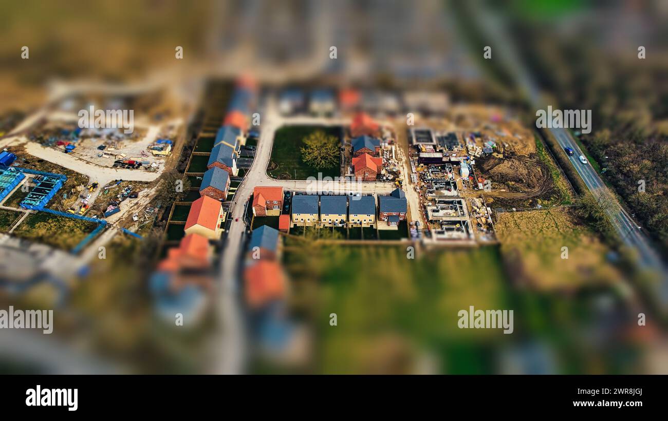 Kippverschiebung aus der Vogelperspektive eines Wohnviertels, was den Häusern und Straßen in Harrogate, North Yorkshire, einen Miniatureffekt verleiht. Stockfoto