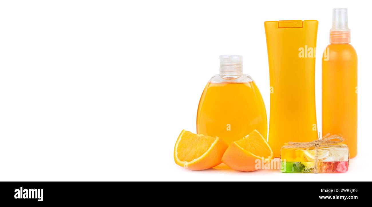Orange Naturkosmetika: Sonnenöl und handgemachte Seife. Röhrchen isoliert auf weißem Hintergrund. Gesichts- und Körperhautpflege. Freier Platz für Text Stockfoto