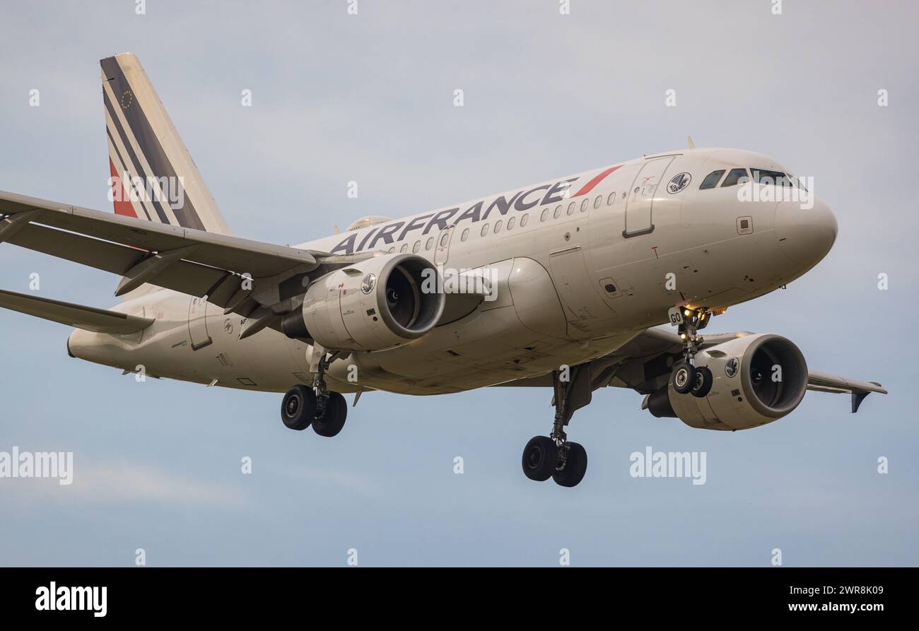 Ein Airbus A318-111 von Air France befindet sich im Landeanflug auf den Flughafen Zürich. Registrierung F-GUGO. (Zürich, Schweiz, 21.06.2022) Stockfoto