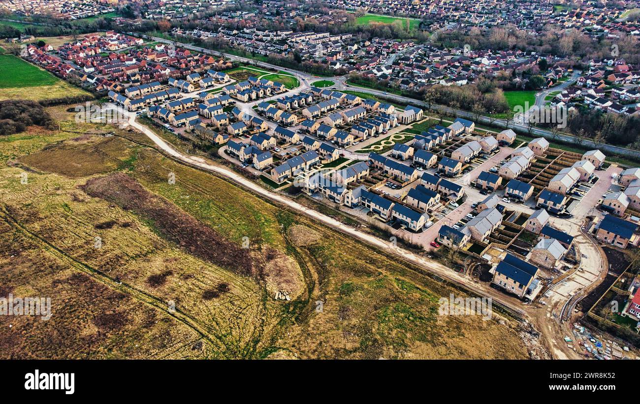 Luftaufnahme einer vorstädtischen Wohnsiedlung mit Häuserreihen neben offenem Land in Harrogate, North Yorkshire. Stockfoto