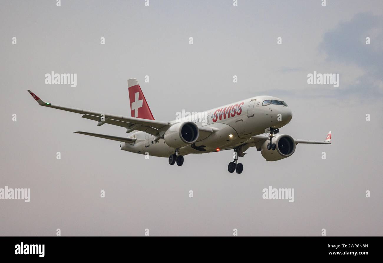 Ein Airbus A220-100 von Swiss International Airlines befindet sich im Landeanflug auf den Flughafen Zürich. Registrierung HB-JBC. (Zürich, Schweiz, 21. Stockfoto
