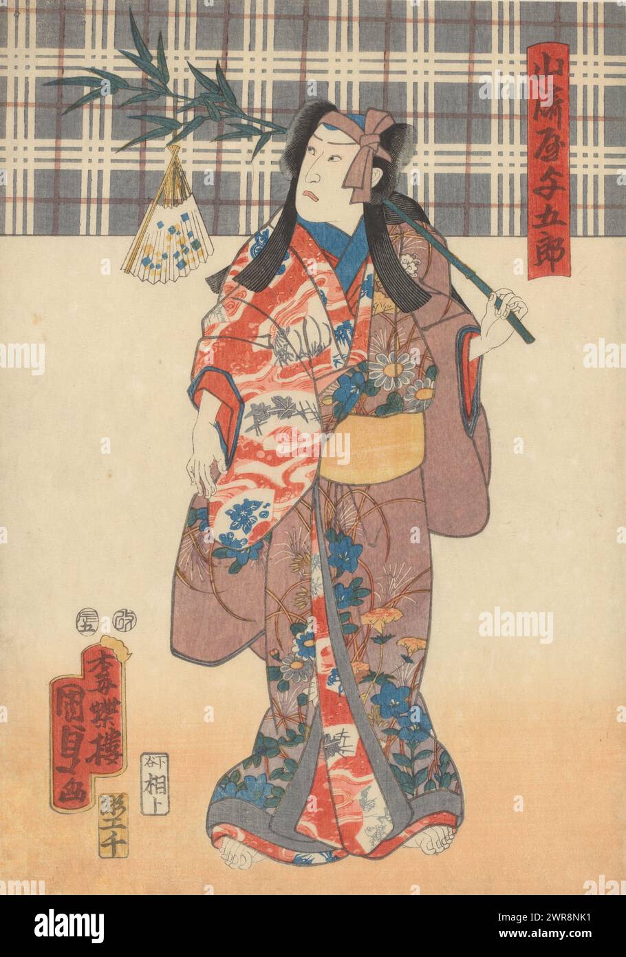 Yamazakiya mit violettem Stirnband und Bambuszweig, Yamazakiya Yogorô, in voller Länge dargestellt, mit einem Bambuszweig über der Schulter, an dem ein Fan hängt. Die sieben Herbstblumen sind auf seinem Kimono abgebildet. Das lila Band um seinen Kopf zeigt an, dass er verliebt ist., Druckerei: Kunisada (II), Utagawa, Sugawa Sennosuke, Japan, Mai 1856, Papier, farbiger Holzschnitt, Höhe 345 mm x Breite 244 mm, bedruckt Stockfoto