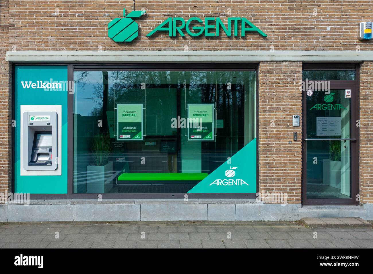 Geldautomat im Freien / Geldautomat der argentinischen Bankfiliale in Flandern, Belgien Stockfoto