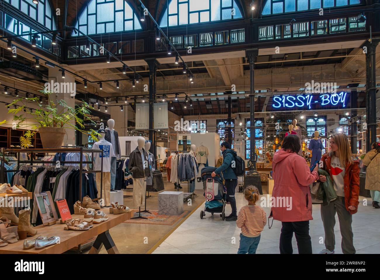 Einkaufszentrum de Post mit trendigen Modegeschäften, Boutiquen und Restaurant im ehemaligen alten Postamt der Stadt Gent, Ostflandern, Belgien Stockfoto