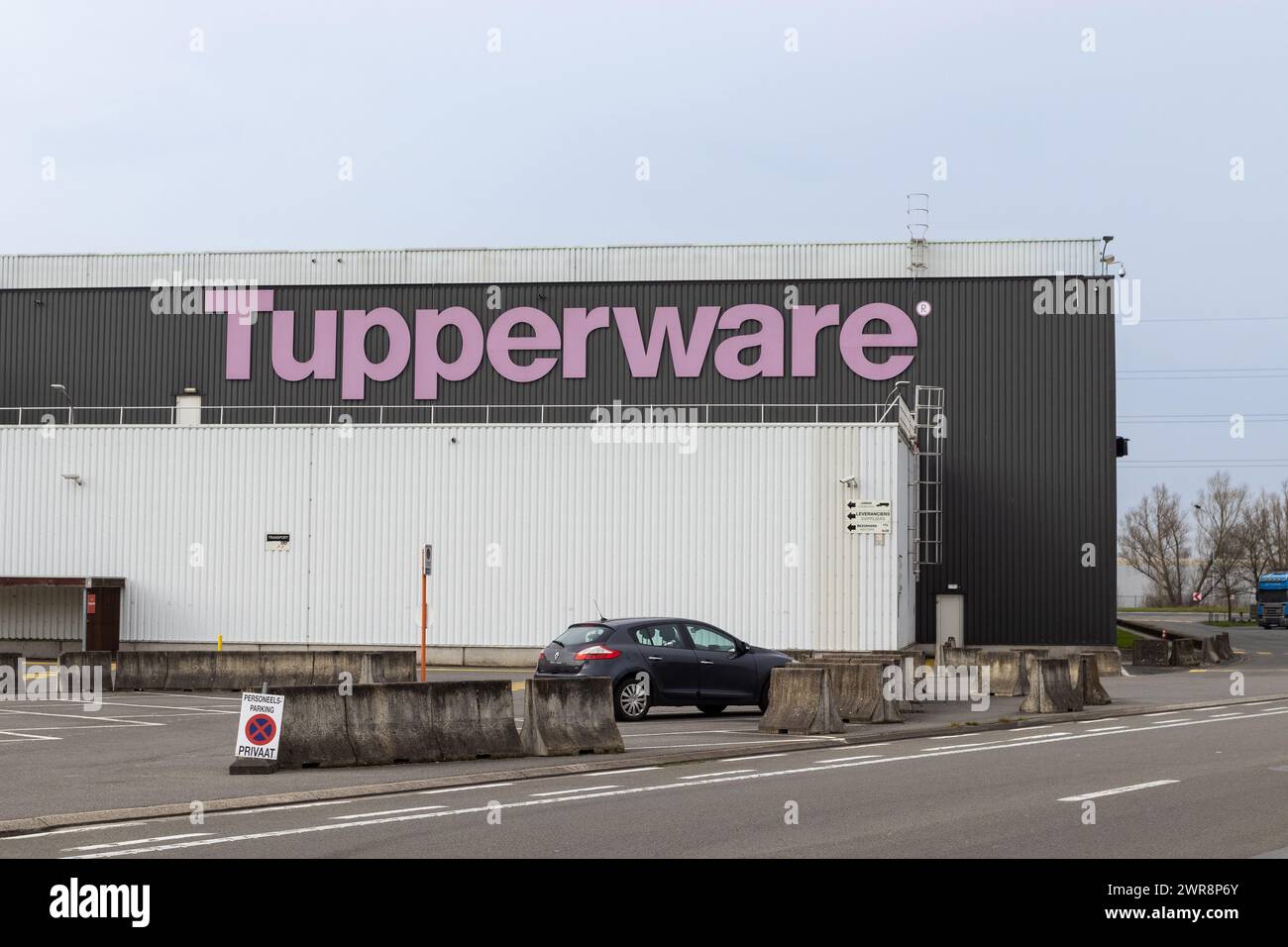 AALST, BELGIEN, 10. MÄRZ 2024: Blick auf die Tupperware-Fabrik in Aalst. In der Fabrik befindet sich ein Designzentrum für die bekannte haushaltsartikelmarke, Stockfoto