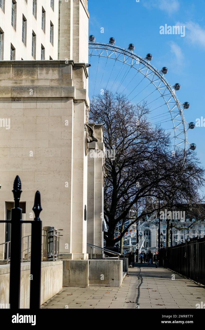 City of Westminster, London UK, 08. März 2024, Britsh Ministry of Defence Building mit dem London Eye im Hintergrund und No People Stockfoto