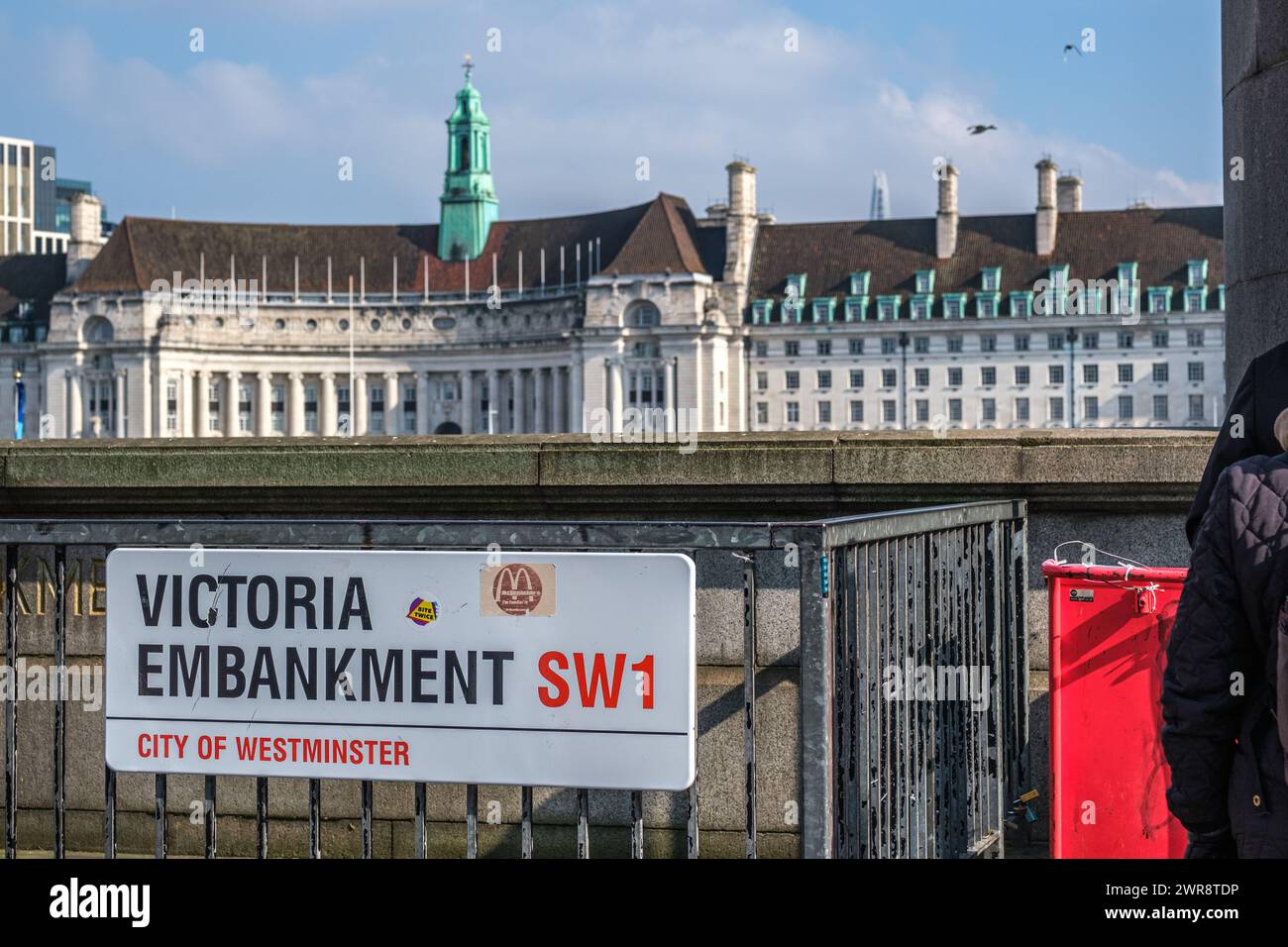 City of Westminster, London Großbritannien, 08. März 2024, Victoria Embankment Street Schild mit London Marriott Hotel in Backgound mit No People Stockfoto
