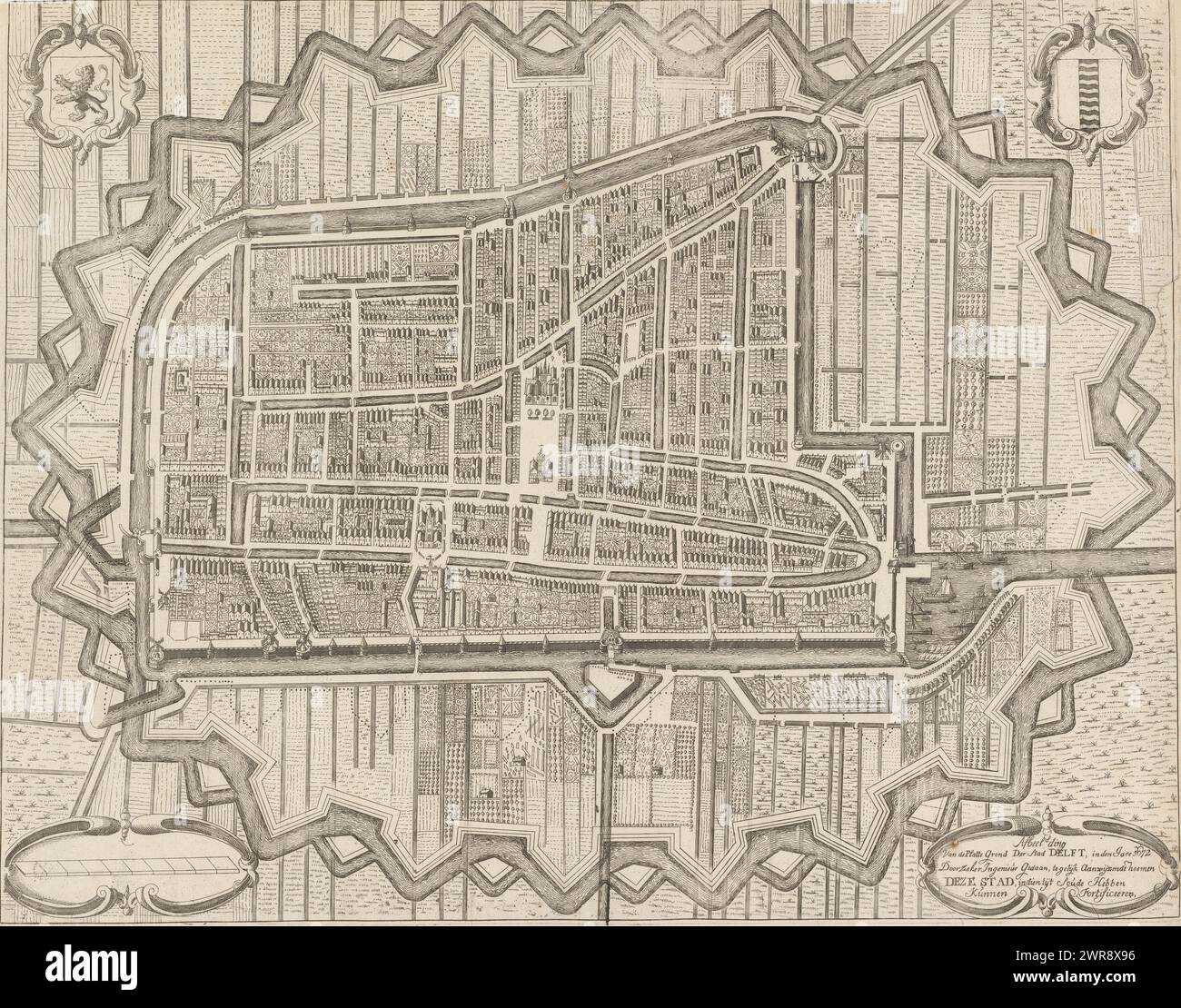 Landkarte Delft, 1672, Bild des Stadtplans Delft, im Jahre 1672 von einem gewissen Ingenieur erstellt, gleichzeitig zeigt, wie diese Stadt hätte befestigt werden können, wenn die Zeit vergangen wäre (Titel auf Objekt), Landkarte Delft 1672, aus der Vogelperspektive. Oben links das Wappen von Holland, oben rechts das von Delft. Unten links eine Kartusche mit leerem Skalenstab, unten rechts die Titelkartusche. Ein Entwurf für eine neue Verteidigungsanlage um die Stadt ist mit einer gestrichelten Linie gekennzeichnet. Dieses Design wurde während des Katastrophenjahres 1672 erstellt, aber nie umgesetzt., Druckerei: Anonym Stockfoto