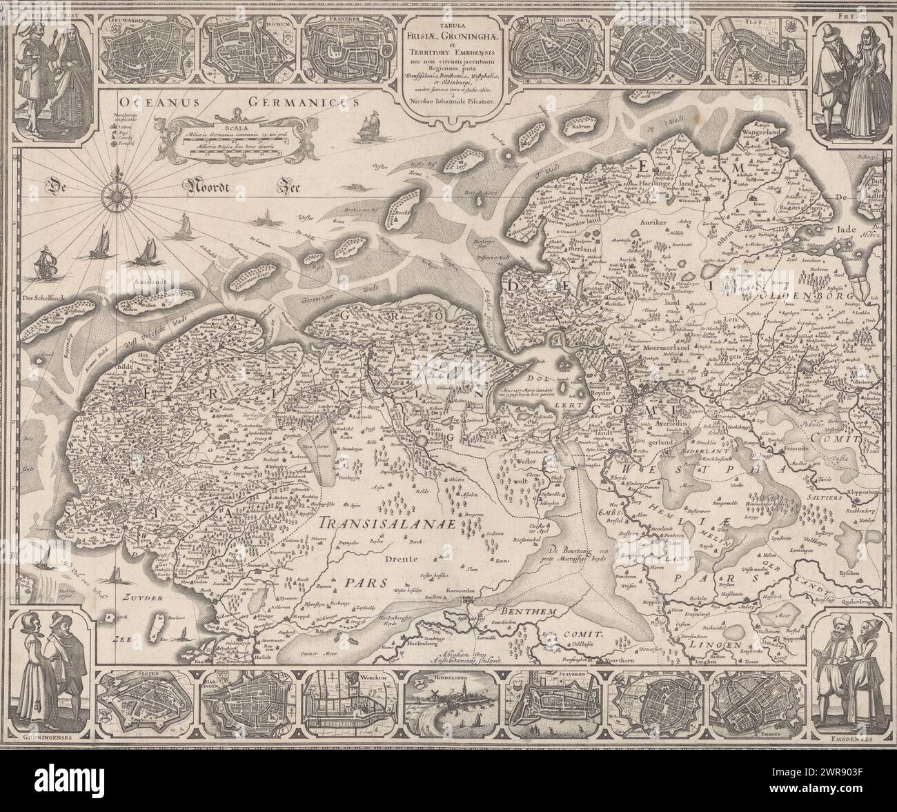 Karte von Friesland, Groningen und Ostfriesland, Tabula Frisiae, Groninghae et Territory Embdensis (...) (Titel auf Objekt), Legende oben links und Kartusche mit zwei Skalen: Miliaria Germanica communia 15 Uni Grad.; Miliaria Belgica sive hore itineris. Gradverteilung entlang der linken und rechten Kante. Eine dekorative Umrandung um die Karte mit vier Paaren in den Ecken in der Kleidung der Altfriesen, Friesen, Emdener und Groninger. Titelkartusche und sechs Stadtansichten mit dazugehörigen Wappen am oberen Rand Stockfoto