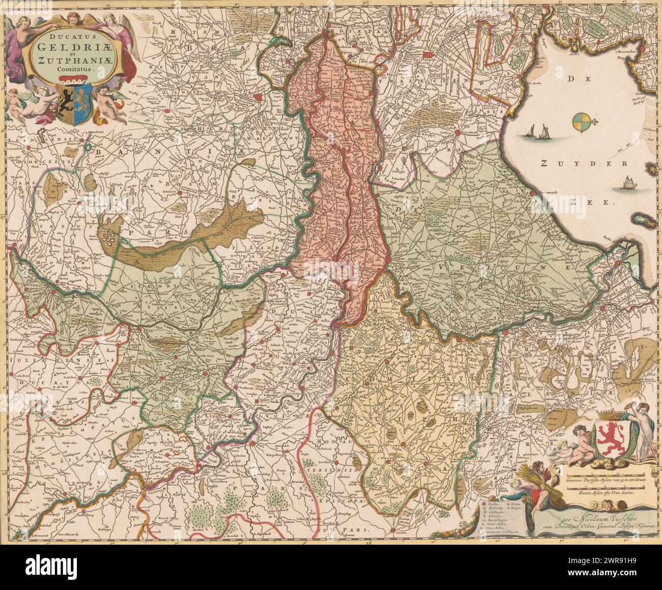 Karte von Gelderland, ducatus Geldria et Zutphania comitatus, oben links Titelkartusche, unten das Wappen von Gelre. Unten rechts eine Kartusche mit zwei Skalenstäben: 3 Gemeene Duytsche Mylen von 15 in A Graet / 4 France Mylen ofte Uren Gaens. Über dem Wappen der Grafschaft Zutphen, links die Legende. Die Karte hat eine Gradverteilung entlang der Ränder., Druckerei: Anonym, Verlag: Nicolaes Visscher (I), Verlag: Nicolaes Visscher (II), Amsterdam, 1677 - 1720, Papier, Ätzen, Gravur, Höhe 468 mm x Breite 567 mm Stockfoto