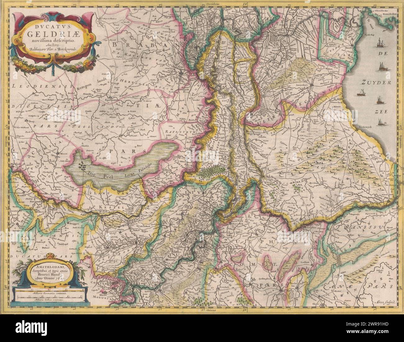 Karte von Gelderland, ducatus Geldriae novissima descriptio (Originaltitel), oben links Titelkartusche. Unten links eine Kartusche mit zwei Skalenbalken: 4 Milliaria Germanica communia / 5 Milliaria Gallica communia. Die Karte weist eine Gradverteilung entlang der Kanten auf. Mit französischem Text auf Verso., Druckerei: Abraham Goos, Balthasar Florisz. Van Berckenrode, Herausgeber: Henricus Hondius, Amsterdam, 1633 Gravur, Ätzen, Buchdruck, Höhe 395 mm x Breite 505 mm, Druck Stockfoto