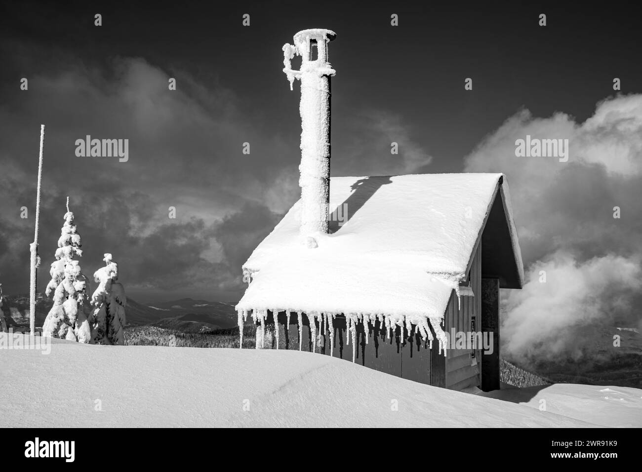 WA25104-00...WASHINGTON - Ein kalter Tag im High Hut Outthouse, Mount Tahoma Trails Area. Stockfoto