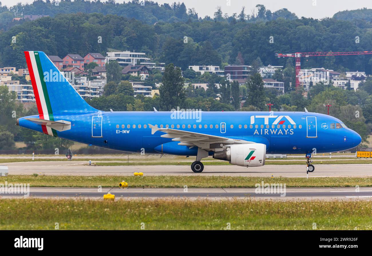 Ein Airbus A319-111 von ITA Airways rollt nach der Landung auf dem Flughafen Zürich zum Terminal. Registrierung EI-IMW. (Zürich, Schweiz, 17.08.2022) Stockfoto