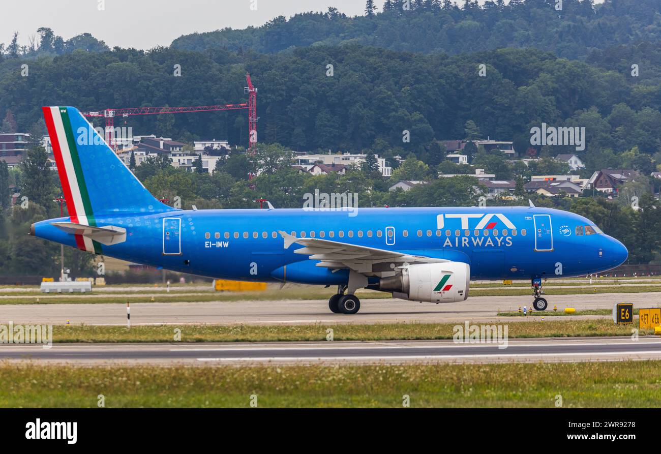 Ein Airbus A319-111 von ITA Airways rollt nach der Landung auf dem Flughafen Zürich zum Terminal. Registrierung EI-IMW. (Zürich, Schweiz, 17.08.2022) Stockfoto