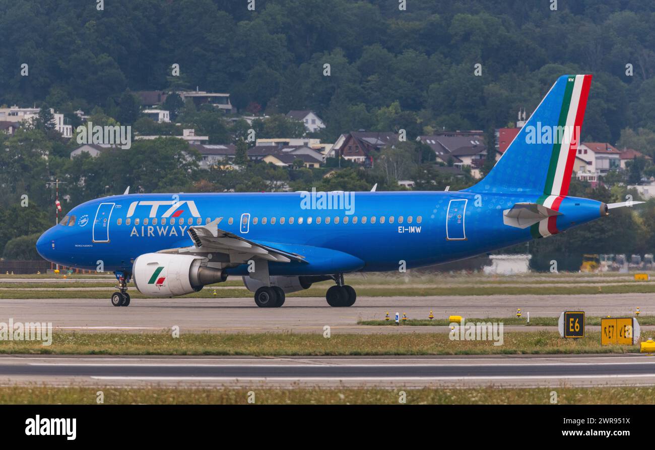 Ein Airbus A319-111 von ITA Airways rollt auf dem Flughafen Zürich zur Startbahn. Registrierung EI-IMW. (Zürich, Schweiz, 17.08.2022) Stockfoto