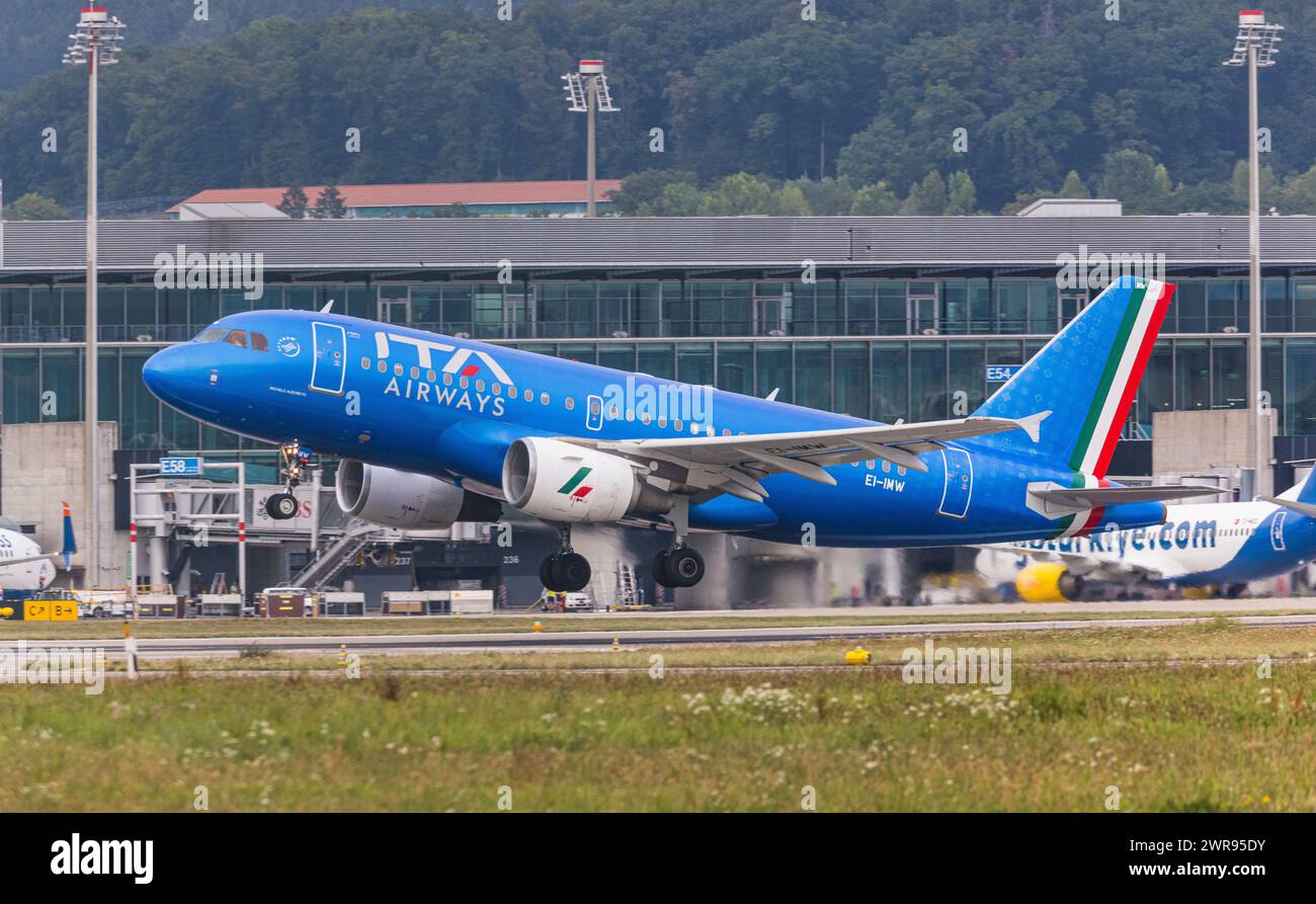 Ein Airbus A319-111 von ITA Airways startete von Startbahn 28 des Flughafen Zürich mit Zielziel Rom. Registrierung EI-IMW. (Zürich, Schweiz, 17,0 Stockfoto