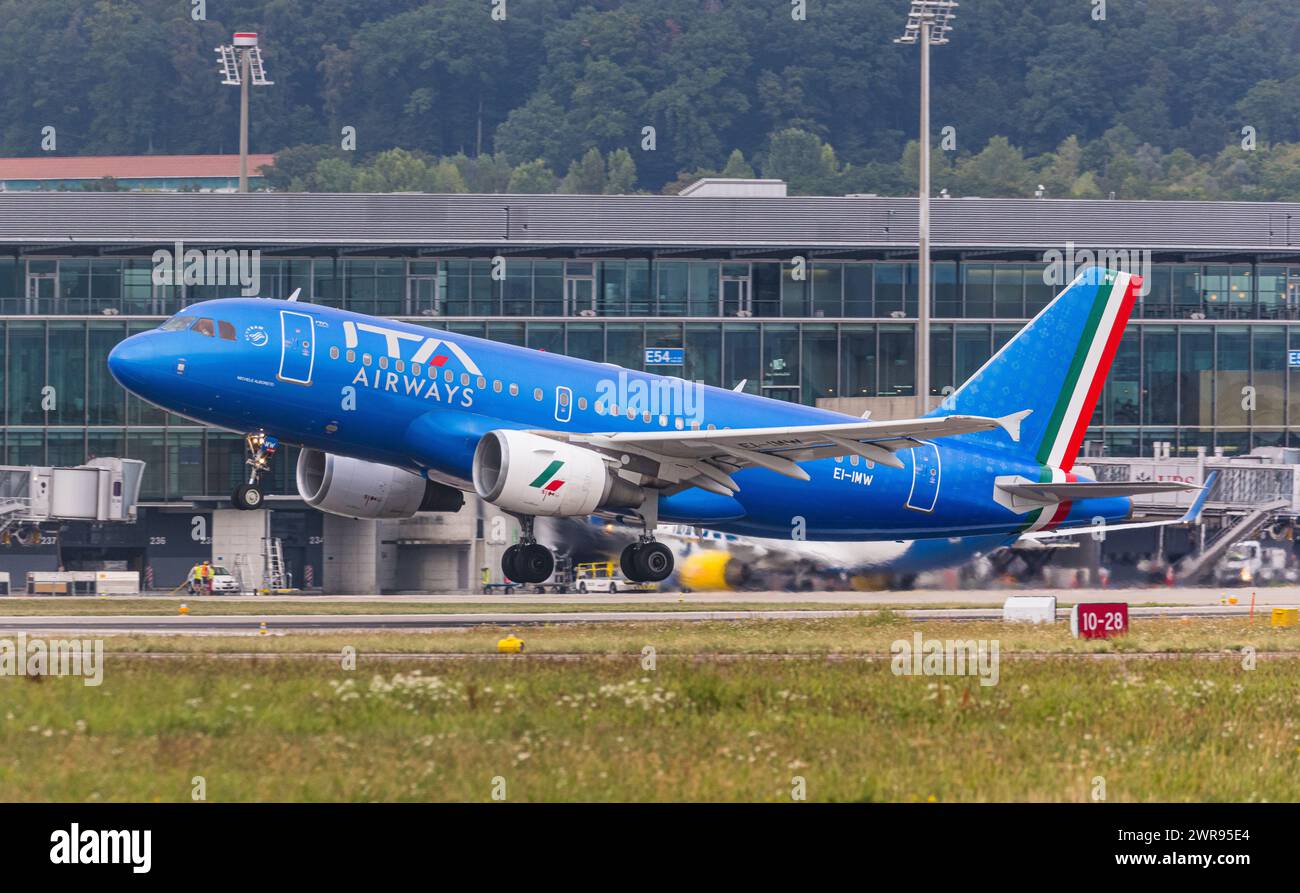 Ein Airbus A319-111 von ITA Airways startete von Startbahn 28 des Flughafen Zürich mit Zielziel Rom. Registrierung EI-IMW. (Zürich, Schweiz, 17,0 Stockfoto