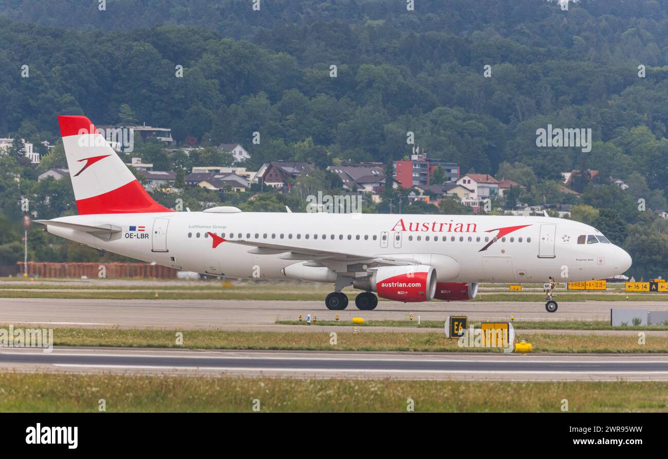 Ein Airbus A320-214 von Austrian Airlines rollt nach der Landung auf dem Flughafen Zürich zum Terminal. Registrierung OE-LBR. (Zürich, Schweiz, 17.08.2 Stockfoto