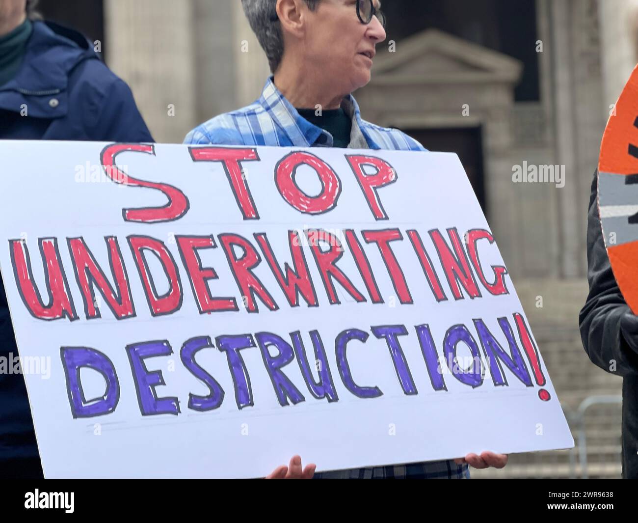 Umweltaktivisten sammeln sich und marschieren in New York City und fordern große Versicherungsunternehmen auf, die großen Unternehmen für fossile Brennstoffe nicht mehr zu versichern und zu unterstützen. Stockfoto