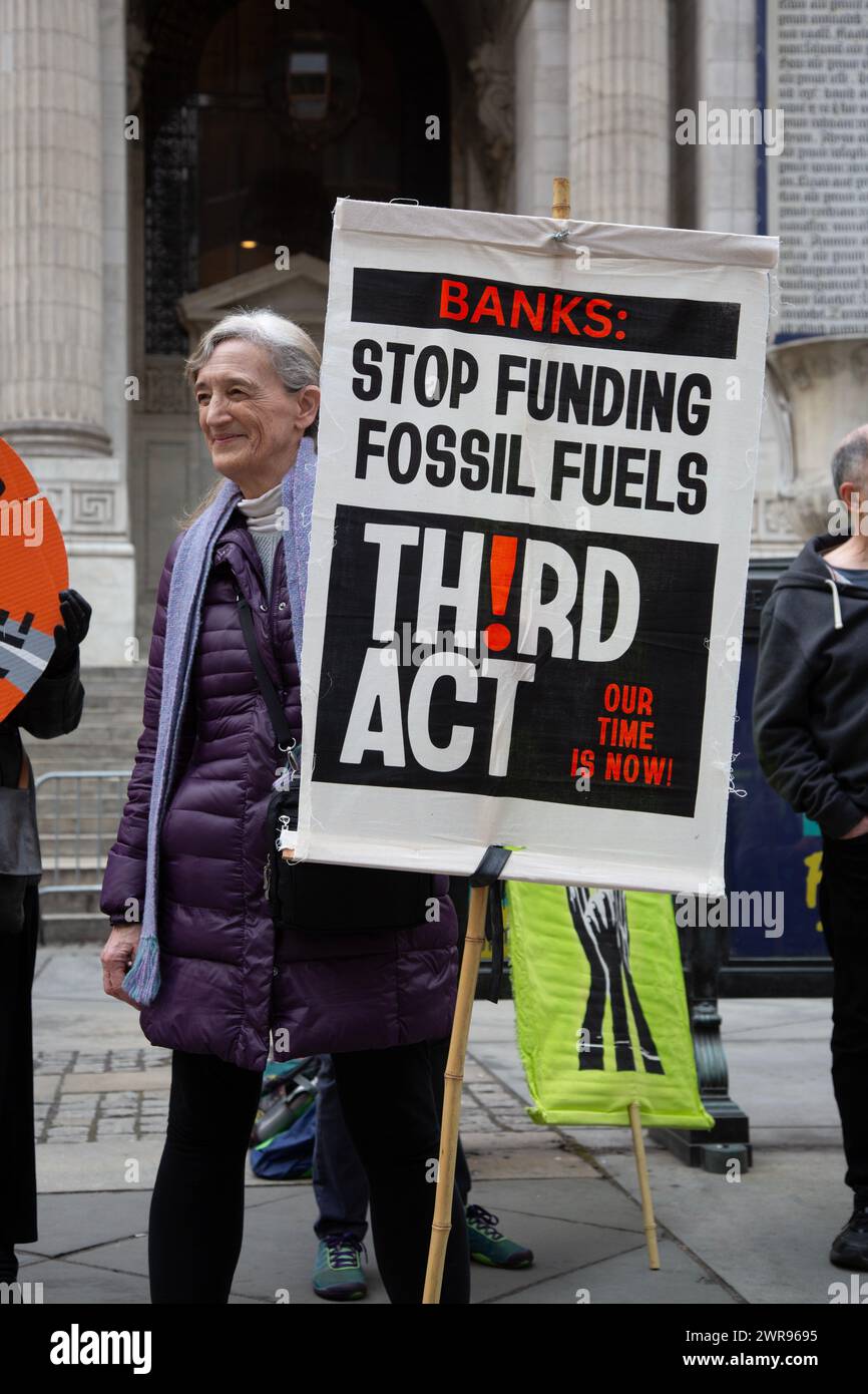 Umweltaktivisten sammeln sich und marschieren in New York City und fordern große Versicherungsunternehmen auf, die großen Unternehmen für fossile Brennstoffe nicht mehr zu versichern und zu unterstützen. Stockfoto