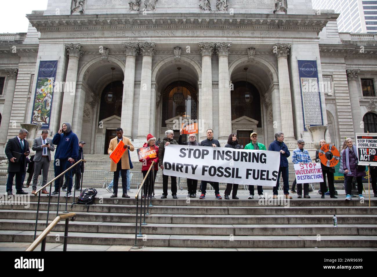 Umweltaktivisten sammeln sich und marschieren in New York City und fordern große Versicherungsunternehmen auf, die großen Unternehmen für fossile Brennstoffe nicht mehr zu versichern und zu unterstützen. Stockfoto
