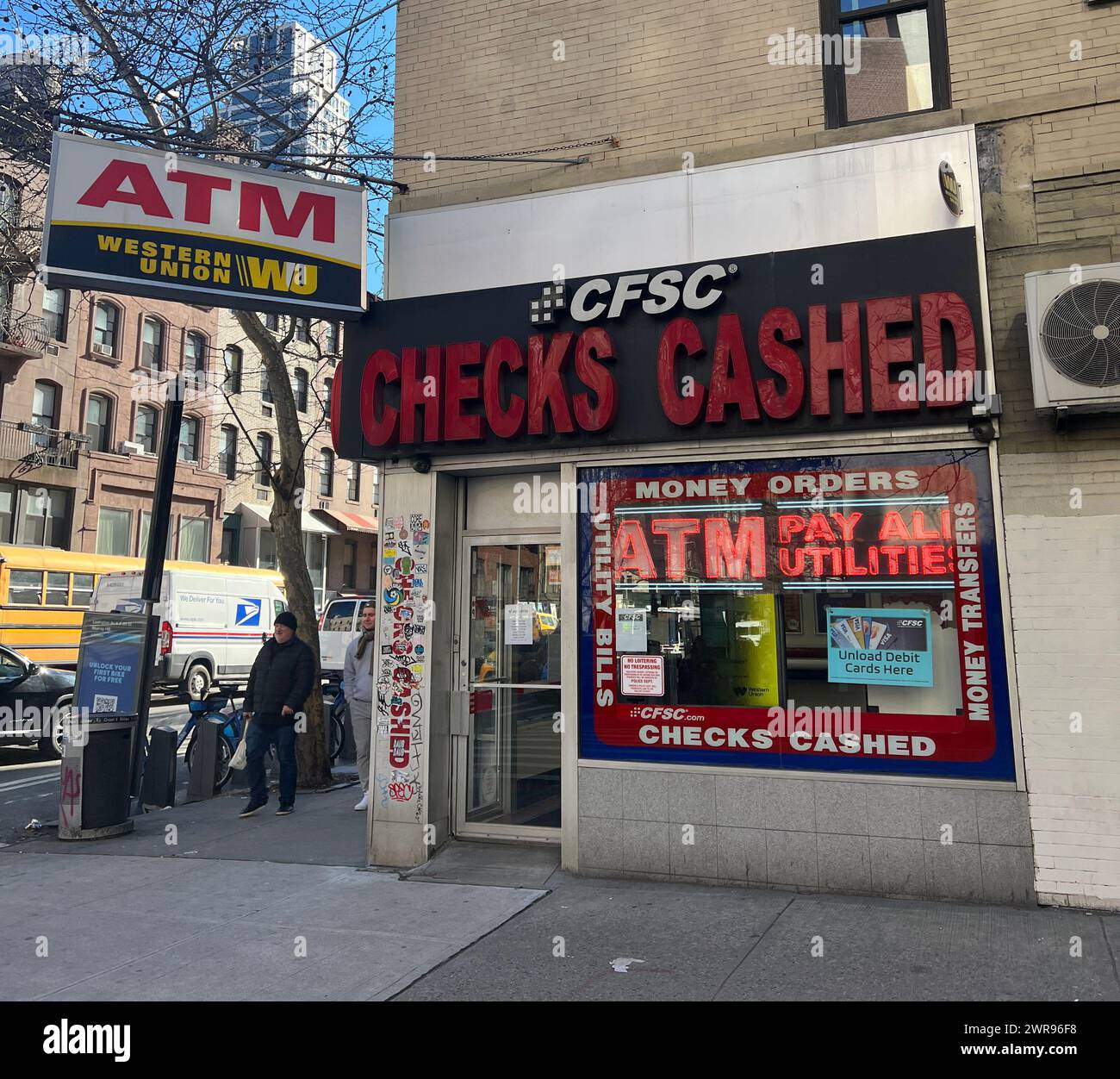 Einwandererviertel haben oft Scheckgeschäfte mit Geldverdrahtung für Arbeiter, die Geld in ihre Heimatländer schicken. Brooklyn, New York. Stockfoto