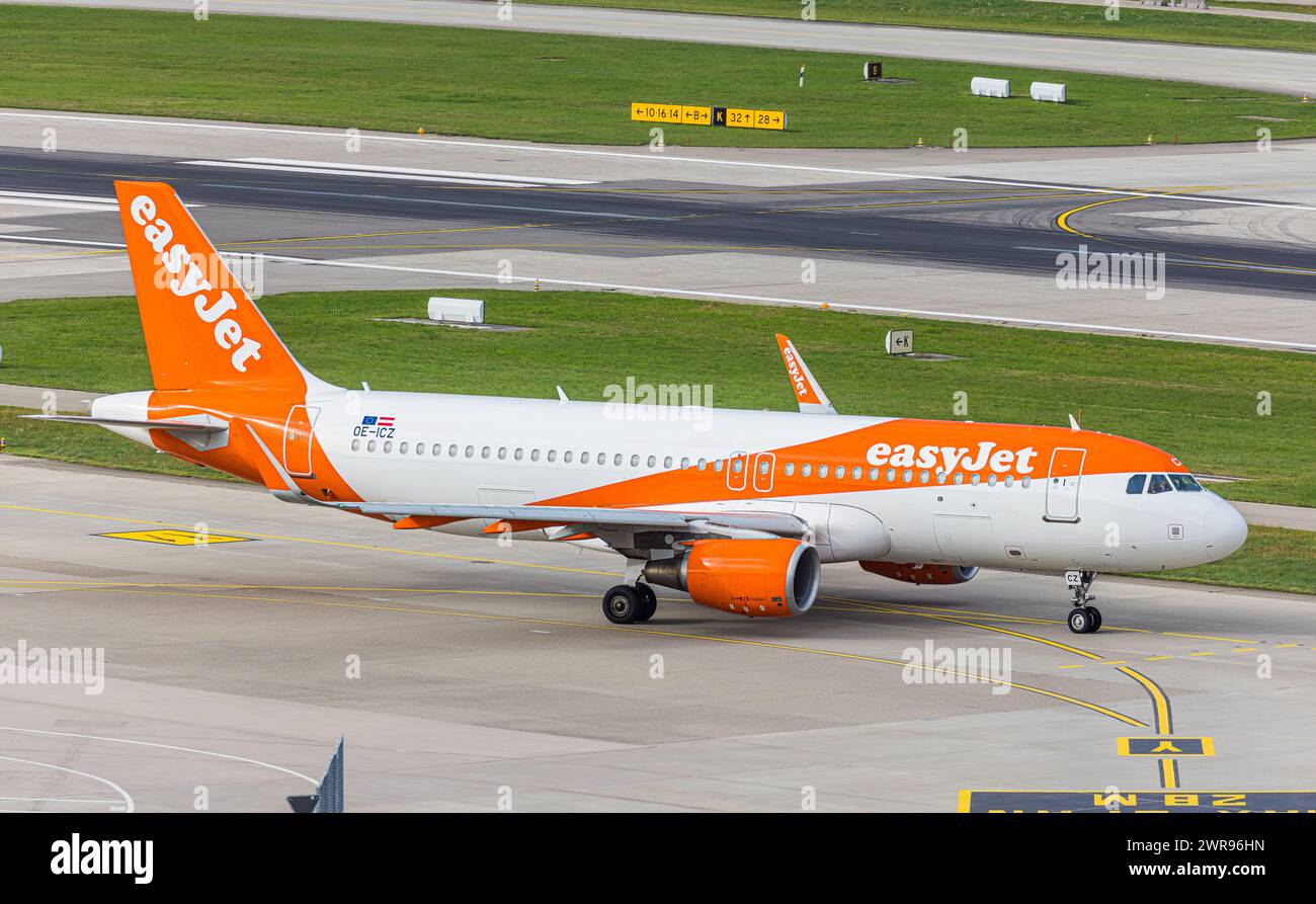 Ein Airbus A320-214 von EasyJet Europe rollt auf dem Flughafen Zürich zur Startbahn. Registrierung OE-ICZ. (Zürich, Schweiz, 23.10.2022) Stockfoto