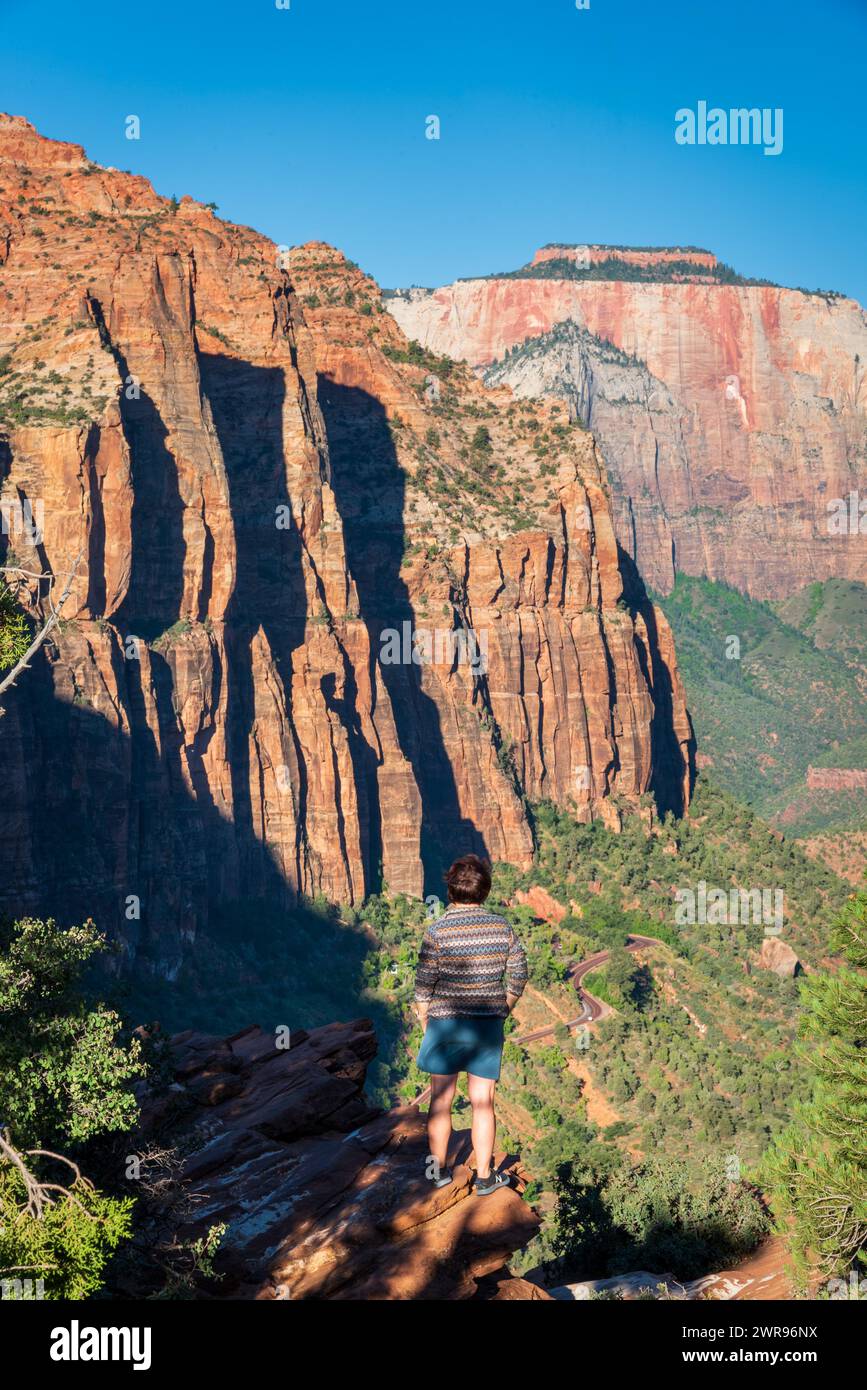 Frau am frühen Morgen auf dem Zion Canyon Overlook Trail im Zion National Park, Utah, USA. Stockfoto